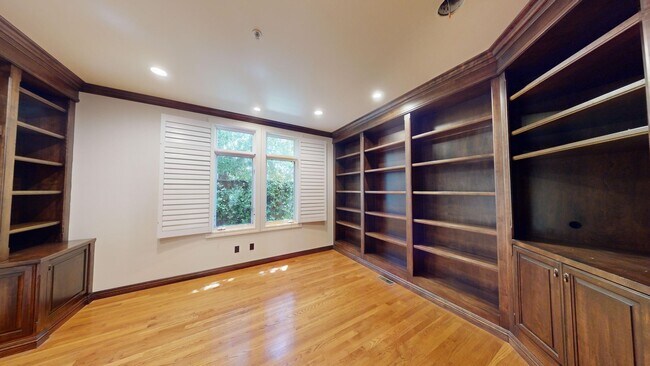 Building Photo - Spacious 4-bedroom 4.5 bath Home in a Gated Complex