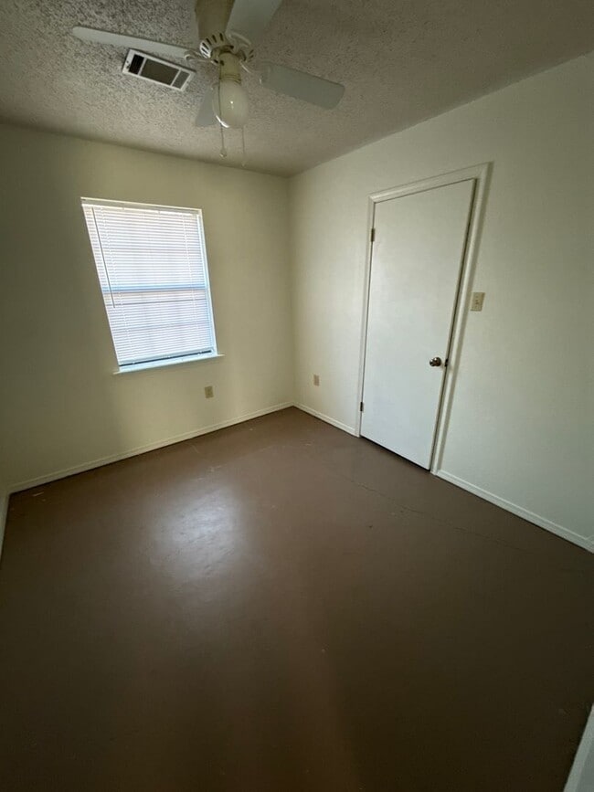 Building Photo - 1002 E 22nd St