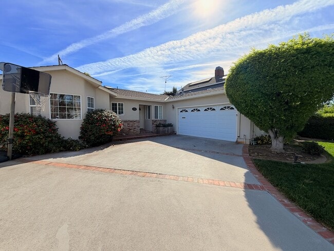 Building Photo - 4766 Elmhurst Dr