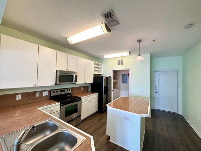 Building Photo - 2/2 Condo Near UT!