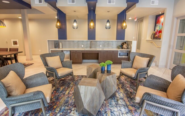 Building Photo - 1630 E 6th St