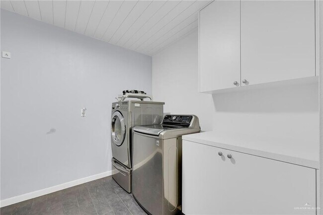 Building Photo - 2411 W Holland Ave