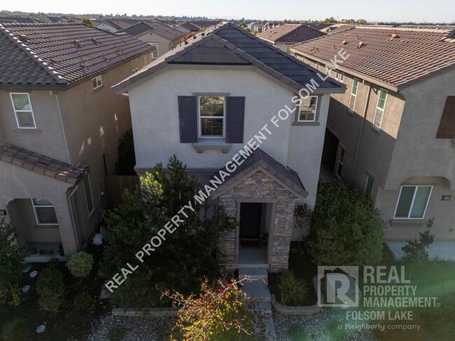 Building Photo - Spacious 3 bedroom 2.5 bath in the Westsho...