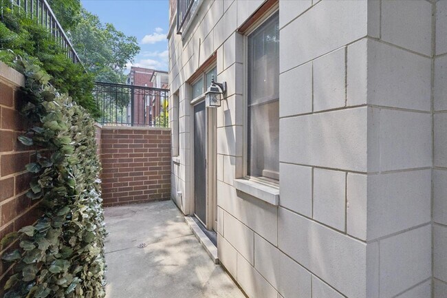 Building Photo - 7246 N Oakley Ave