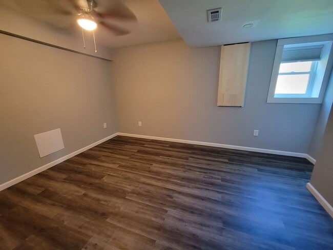 Building Photo - 5 bed/ 3 bath Single family home.