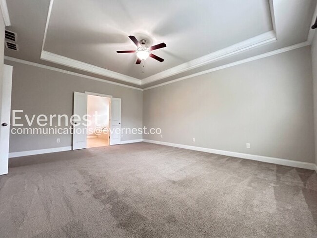 Building Photo - Spacious 5 Bed, 3 Bath Home with Fenced Yard and Garage / Pet Friendly / Available Now!