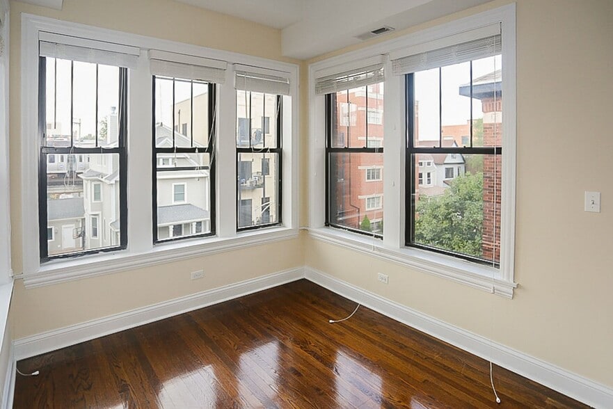 Building Photo - 3707 N Wilton Ave