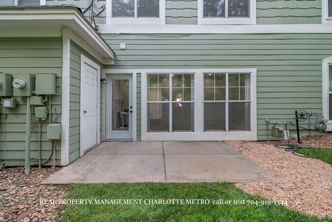 Building Photo - 3BR Townhome - Lake Living in Vineyard Point with Boat Slip Access Near Lake Norman