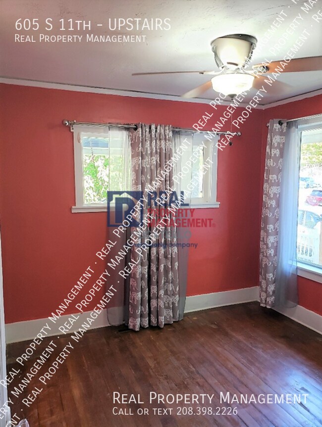 Building Photo - 605 S 11th-UPSTAIRS