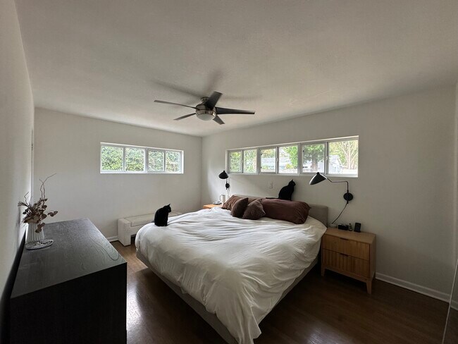 Primary bedroom - fits king bed - 511 Lake Shore Dr