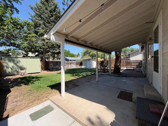 Building Photo - 5-Bedroom Aurora Home with Smart Layout & Private Lower-Level Entrance