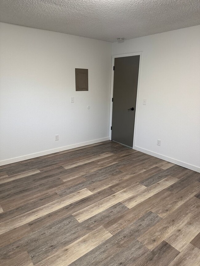 Building Photo - Newly Remodeled, 1 Bed/1 Bath Garage/Washer/Dryer