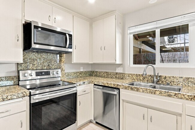 Building Photo - 935 Castlewood Dr