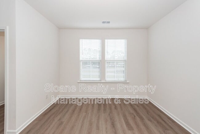 Building Photo - 4633 Forest Hills Dr