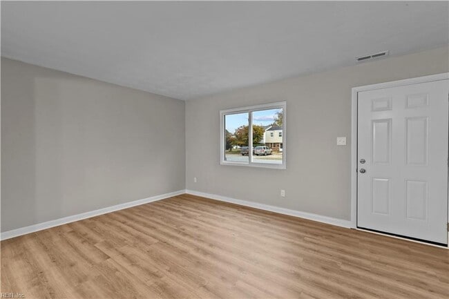 Building Photo - Updated Townhome in Virginia Beach