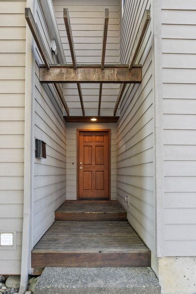 Building Photo - Huge Home Near it All in Greenwood