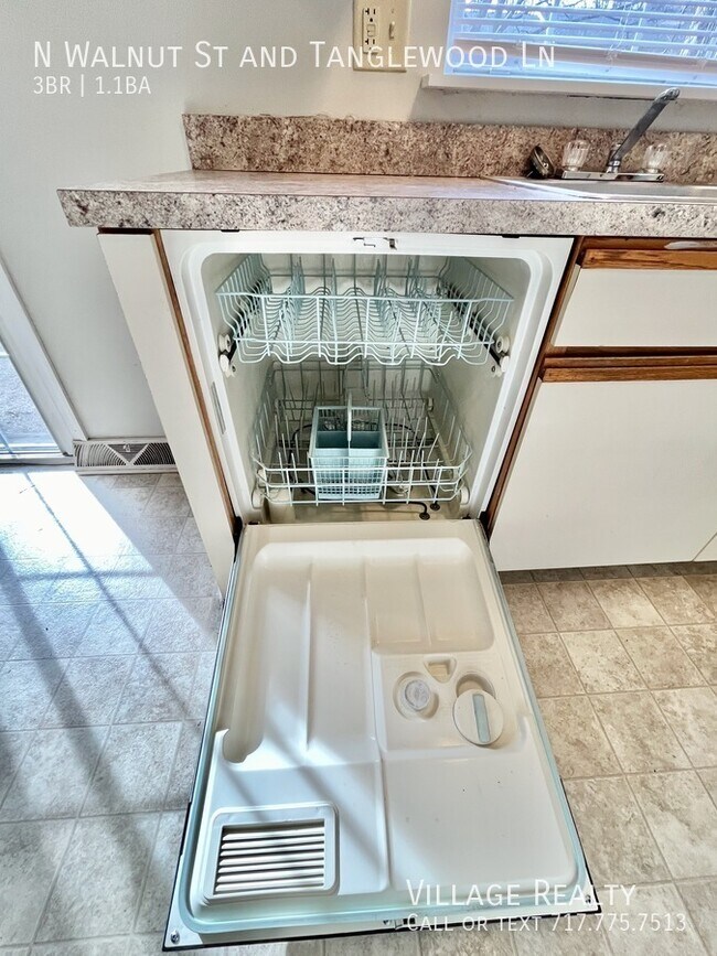 Building Photo - 492 N Walnut St