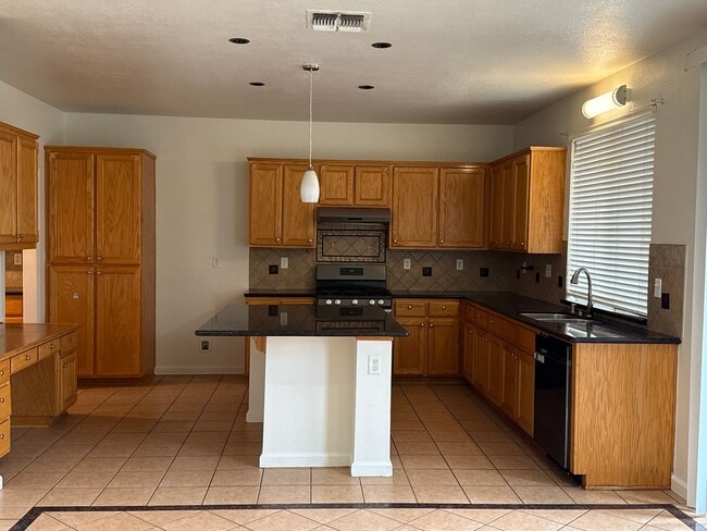 Building Photo - 6 Bed / 4 Bath Gated Brookside Home – Lincoln Unified Schools