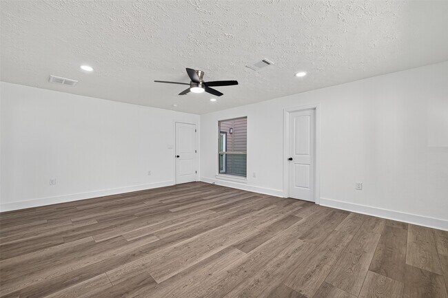 Building Photo - 3006 Golden Hills Ln