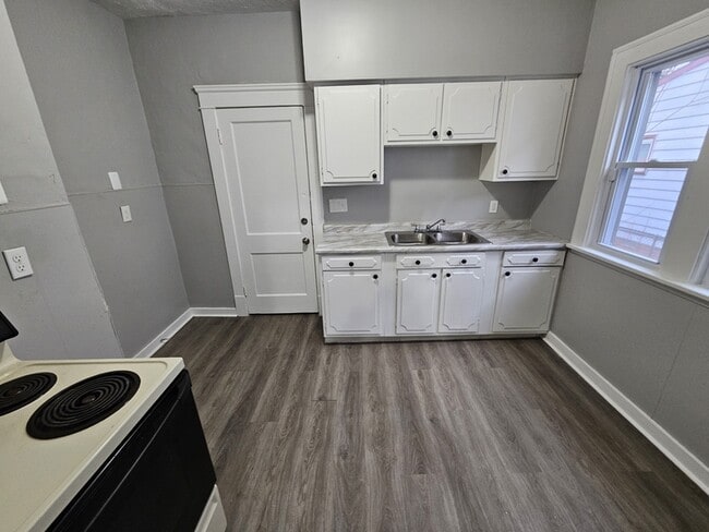 Building Photo - 12717 Parkhill Ave