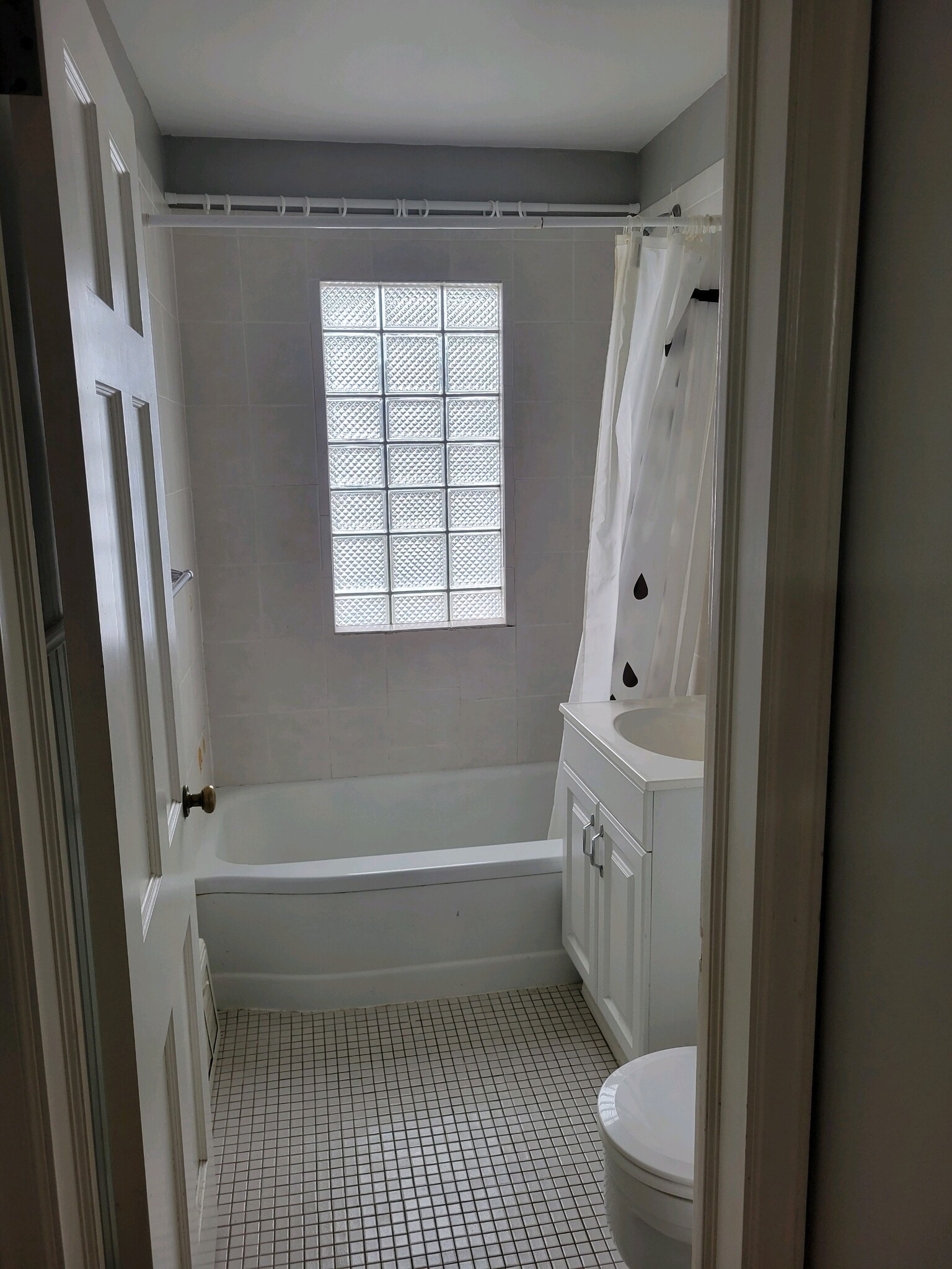 Main Floor Bathroom - 5525 Vincent Ave S
