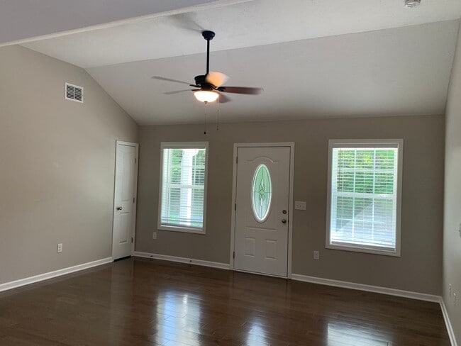 Building Photo - Charming 3 Bedroom Home in Private Setting in Tullahoma...