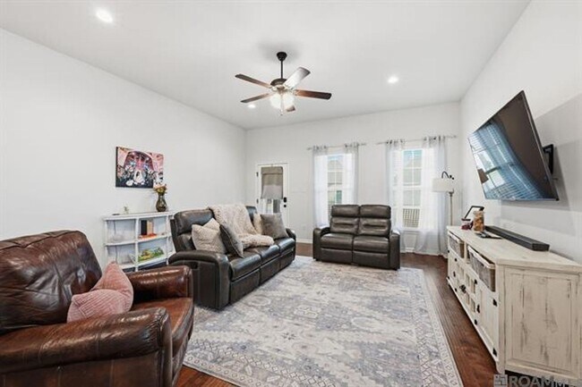 Building Photo - 4 Bedroom House Near LSU on Burbank