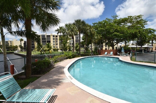 Building Photo - 18 Royal Palm Way