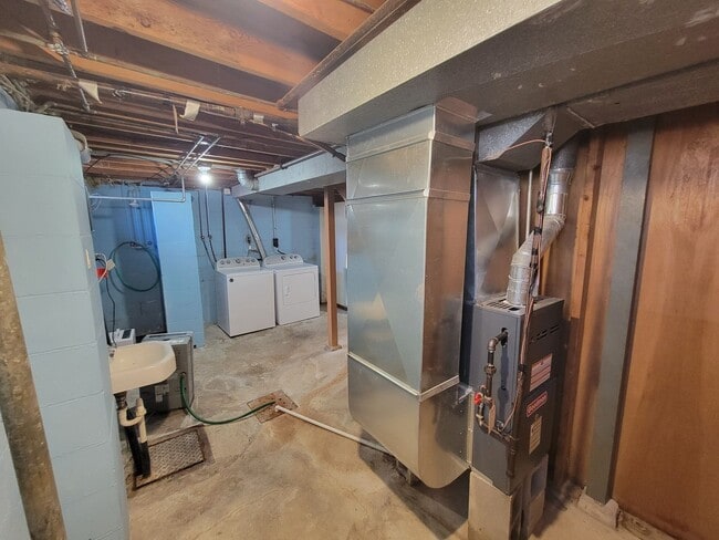 Building Photo - 3 Bedroom House with Large Garage