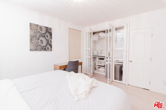 Building Photo - 1245 Wilcox Ave