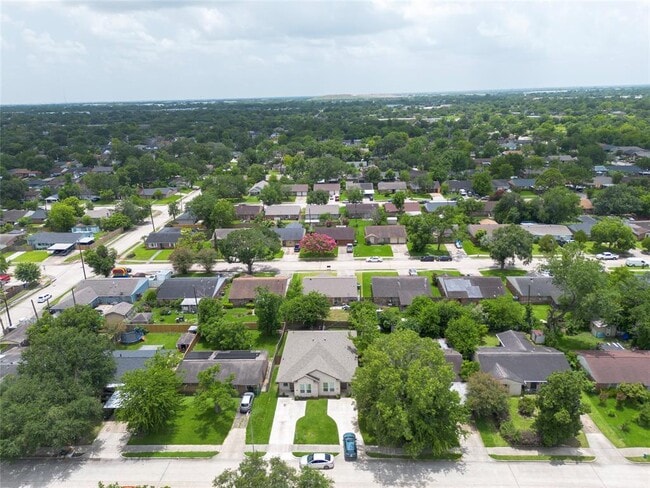 Building Photo - 3915 Brookmeade Dr