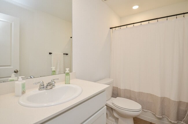 Building Photo - 305 Riverwood Village Ln