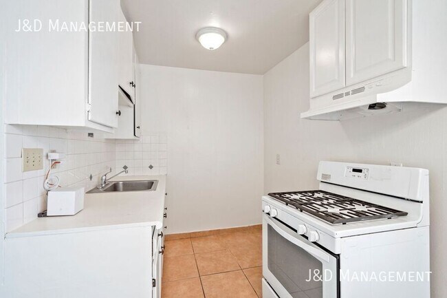 Building Photo - 824 47th St