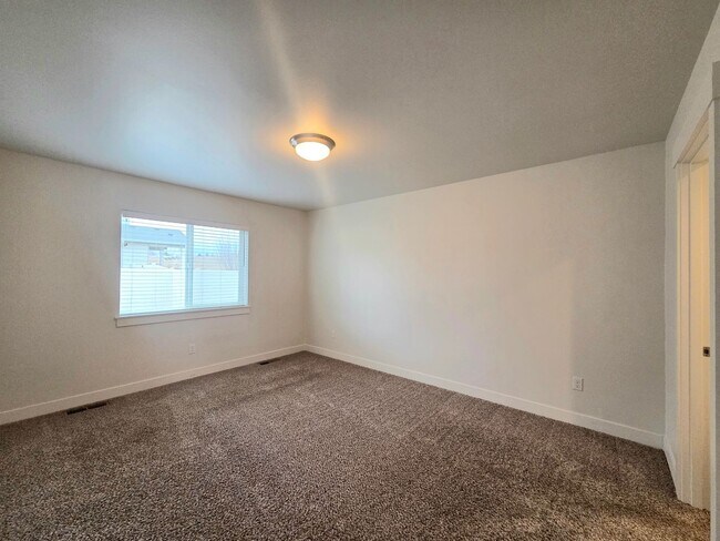 Building Photo - Newer Rambler in Mary Hill Estates!