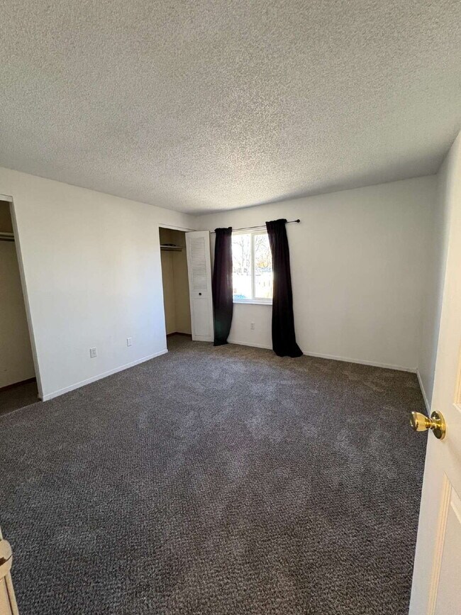 Building Photo - 2 bedroom duplex - Bennett