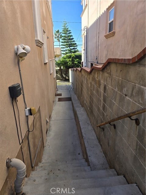 Building Photo - 515 S Helberta Ave