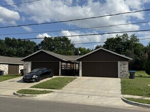 Building Photo - Pre-leasing 2/2/2 Duplex in the heart of Fort Worth!