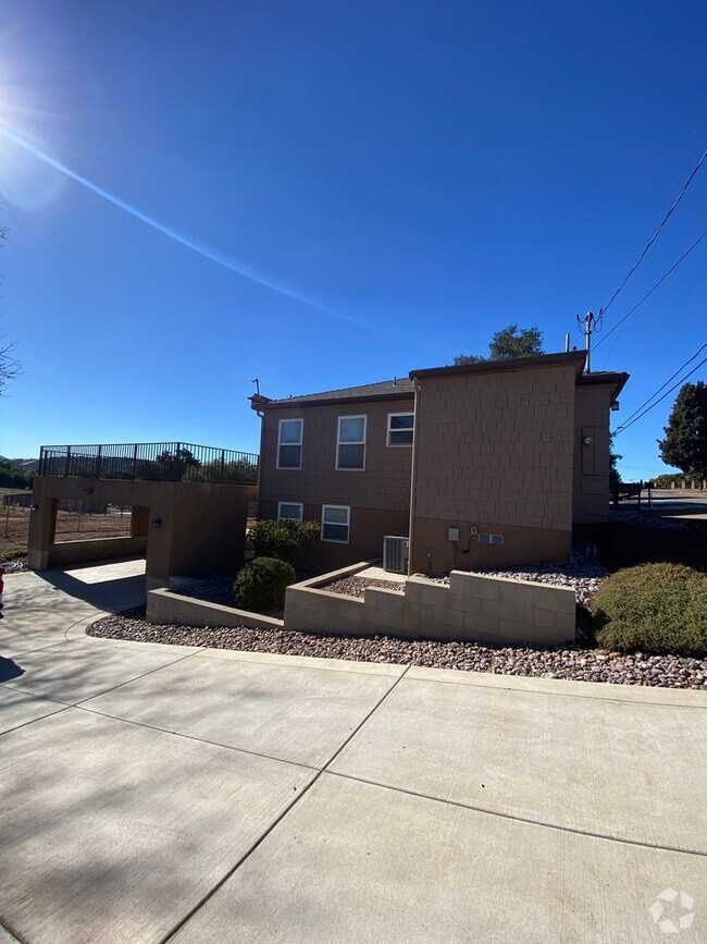 Building Photo - COMPLETELY REMODELED 2 BEDROOM/2 BATHROOM ...