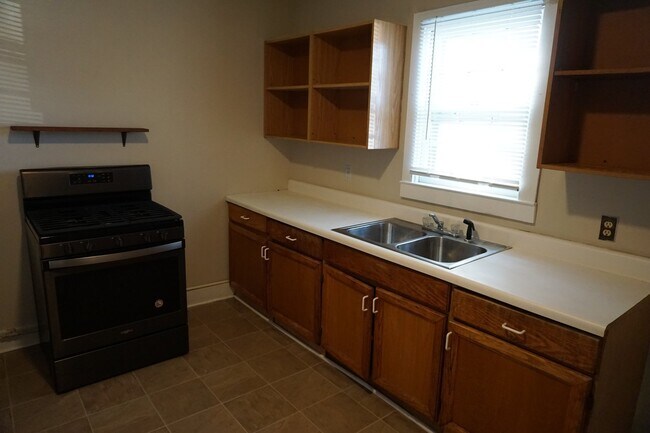 Building Photo - 2BR/1BA Home Downtown - $900/month - Pet F...