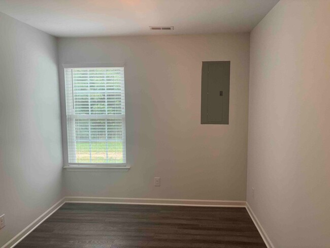 Building Photo - Move In Special-1/2 off First Full Month W...