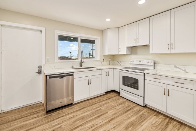 Building Photo - Nuuanu - Renovated 5 bedroom, 2 bath singl...