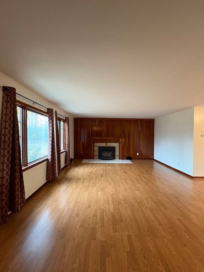 Building Photo - Two bedroom home for rent - Country living...