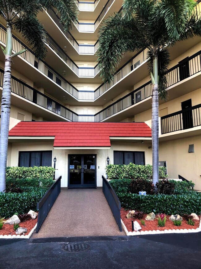 Building Photo - 801 S Ocean Dr