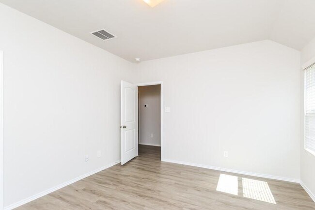 Building Photo - 923 Imperial Bend Dr