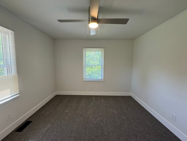 Building Photo - 4 Bedroom house with Second kitchen in basement