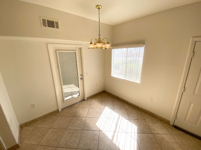 Building Photo - 3400 Cabana Dr
