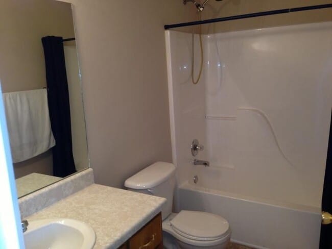 Building Photo - 3 Bedroom 2 Bath Home For Rent Near Post!