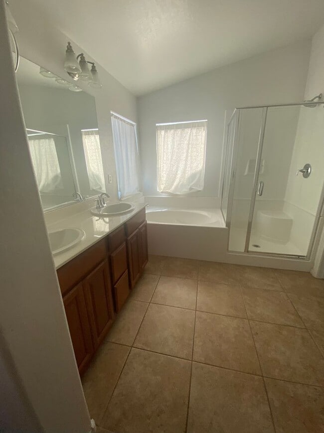 Building Photo - NW 3 bedroom