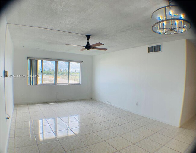 Building Photo - 14830 Naranja Lakes Blvd