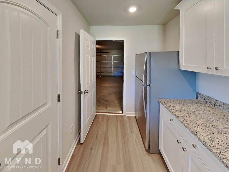 Building Photo - 250 Royal Mdw Dr